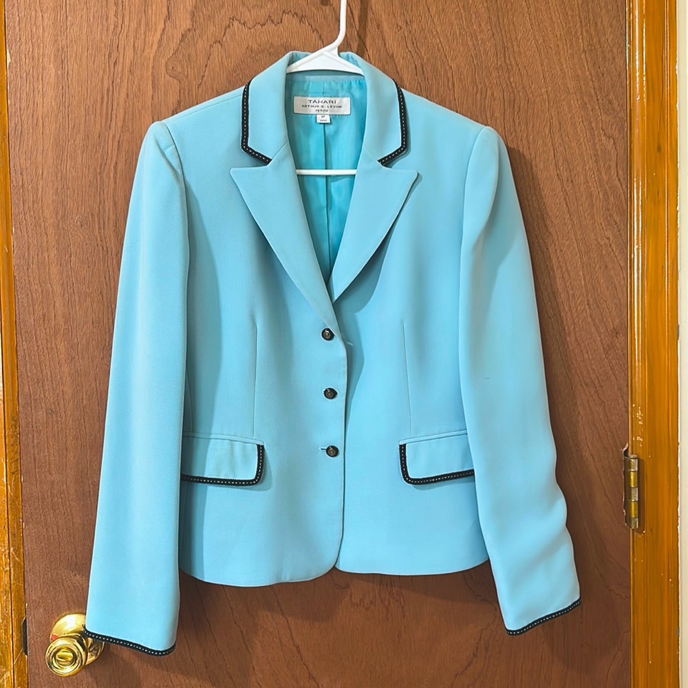 Size 8P Baby Blue Tahari Blazer/matching tank top, with REAL pockets!
